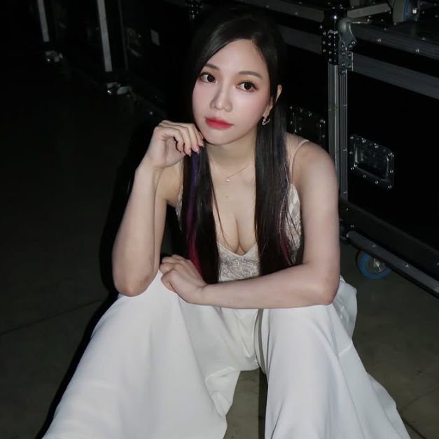 蔡尚樺要扶蕭煌奇卻自己跌倒。（圖／翻攝蔡尚樺​IG）